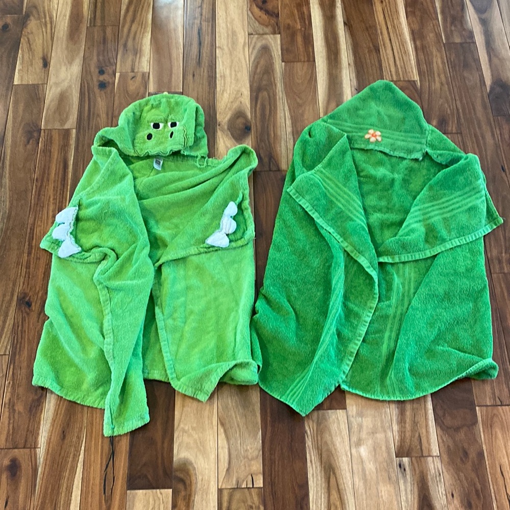 Lot of 2 hooded towels.  Green.  Oshkosh b’gosh.
